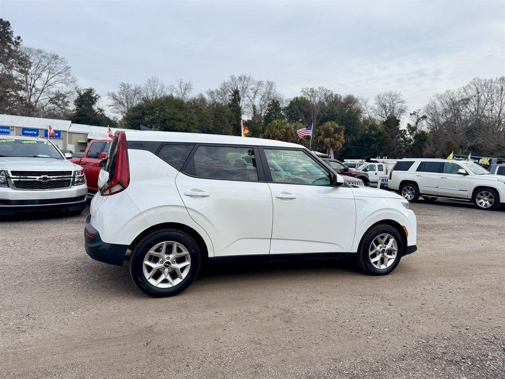 2022 White /Grey Kia Soul (KNDJ23AU2N7) with an 2.0l I-4 DI Dohc 2.0l engine, Automatic transmission, located at 745 East Steele Rd., West Columbia, SC, 29170, (803) 755-9148, 33.927212, -81.148483 - Photo#3