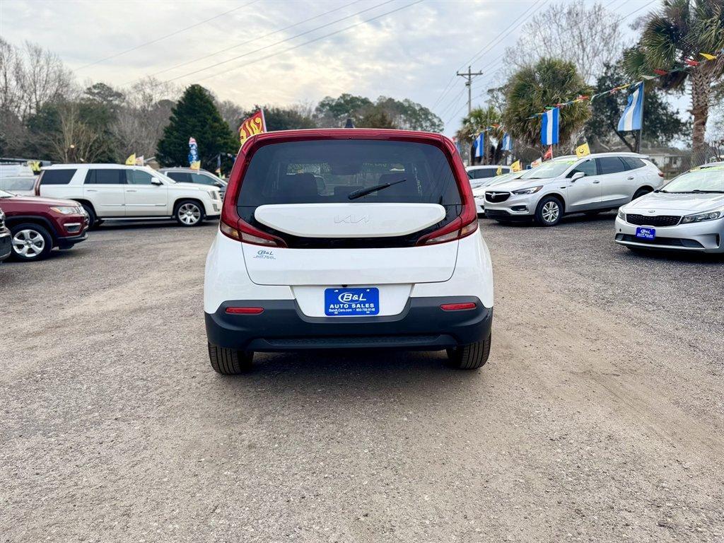 2022 White /Grey Kia Soul (KNDJ23AU2N7) with an 2.0l I-4 DI Dohc 2.0l engine, Automatic transmission, located at 745 East Steele Rd., West Columbia, SC, 29170, (803) 755-9148, 33.927212, -81.148483 - Photo#4