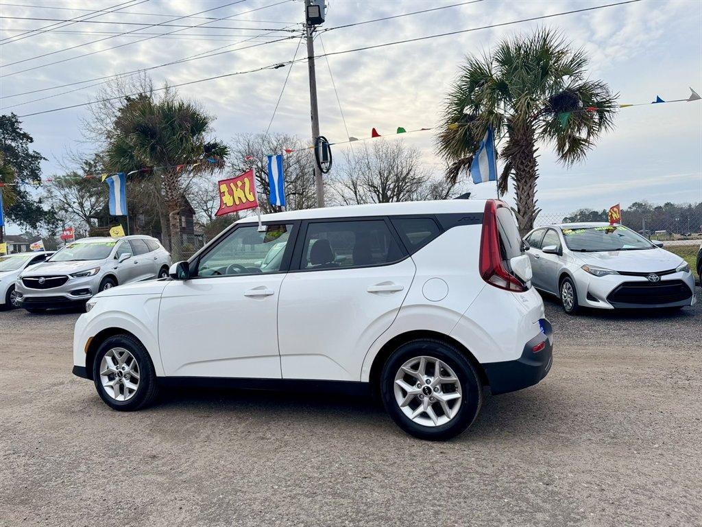 2022 White /Grey Kia Soul (KNDJ23AU2N7) with an 2.0l I-4 DI Dohc 2.0l engine, Automatic transmission, located at 745 East Steele Rd., West Columbia, SC, 29170, (803) 755-9148, 33.927212, -81.148483 - Photo#5