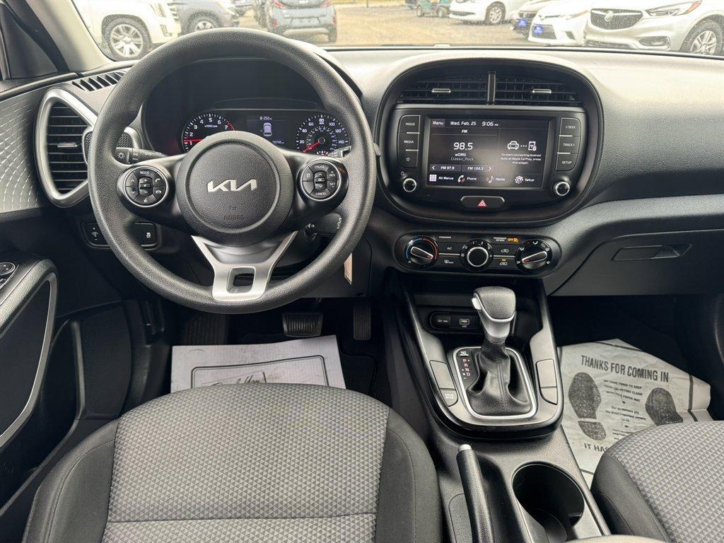 2022 White /Grey Kia Soul (KNDJ23AU2N7) with an 2.0l I-4 DI Dohc 2.0l engine, Automatic transmission, located at 745 East Steele Rd., West Columbia, SC, 29170, (803) 755-9148, 33.927212, -81.148483 - Photo#6