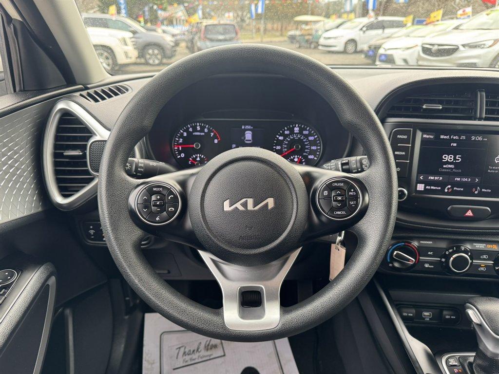 2022 White /Grey Kia Soul (KNDJ23AU2N7) with an 2.0l I-4 DI Dohc 2.0l engine, Automatic transmission, located at 745 East Steele Rd., West Columbia, SC, 29170, (803) 755-9148, 33.927212, -81.148483 - Photo#7