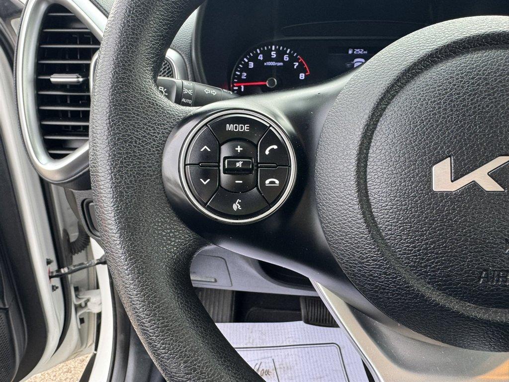 2022 White /Grey Kia Soul (KNDJ23AU2N7) with an 2.0l I-4 DI Dohc 2.0l engine, Automatic transmission, located at 745 East Steele Rd., West Columbia, SC, 29170, (803) 755-9148, 33.927212, -81.148483 - Photo#8