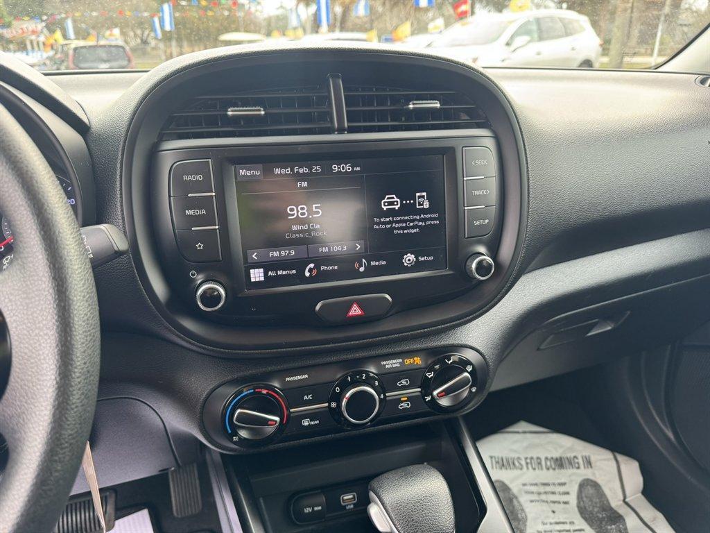 2022 White /Grey Kia Soul (KNDJ23AU2N7) with an 2.0l I-4 DI Dohc 2.0l engine, Automatic transmission, located at 745 East Steele Rd., West Columbia, SC, 29170, (803) 755-9148, 33.927212, -81.148483 - Photo#12