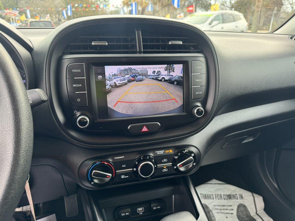 2022 White /Grey Kia Soul (KNDJ23AU2N7) with an 2.0l I-4 DI Dohc 2.0l engine, Automatic transmission, located at 745 East Steele Rd., West Columbia, SC, 29170, (803) 755-9148, 33.927212, -81.148483 - Photo#13