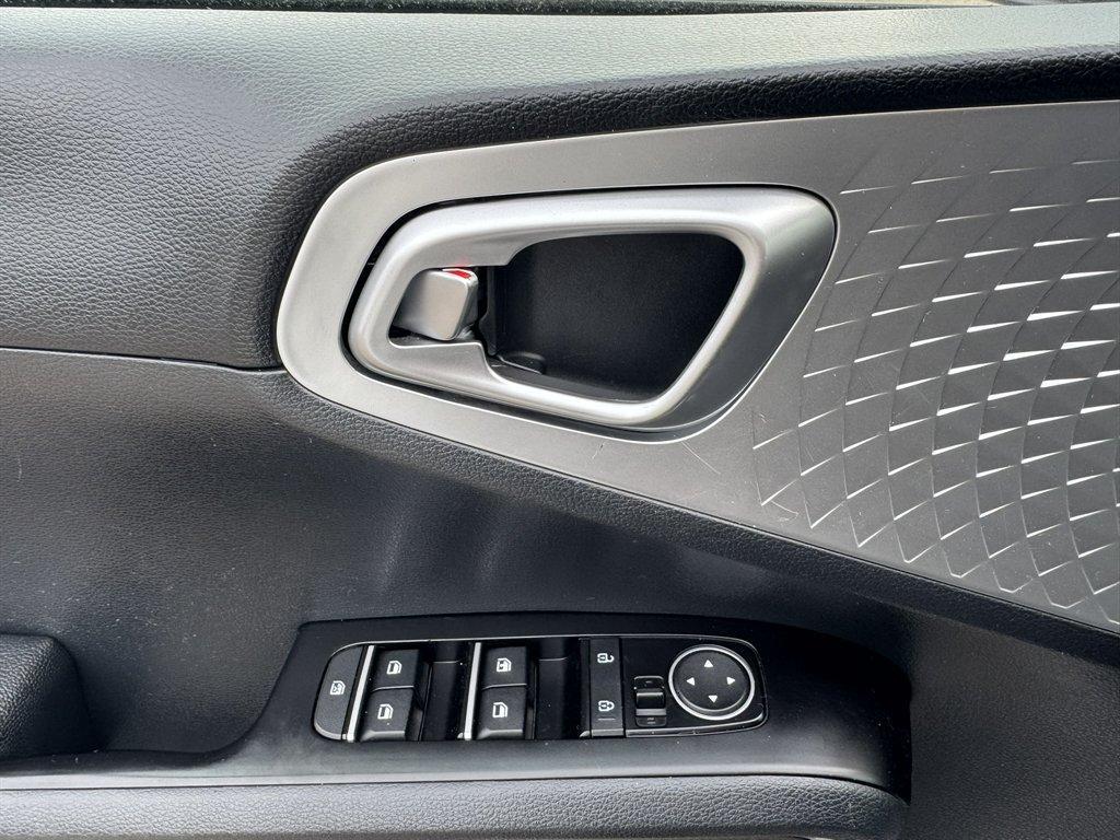 2022 White /Grey Kia Soul (KNDJ23AU2N7) with an 2.0l I-4 DI Dohc 2.0l engine, Automatic transmission, located at 745 East Steele Rd., West Columbia, SC, 29170, (803) 755-9148, 33.927212, -81.148483 - Photo#15