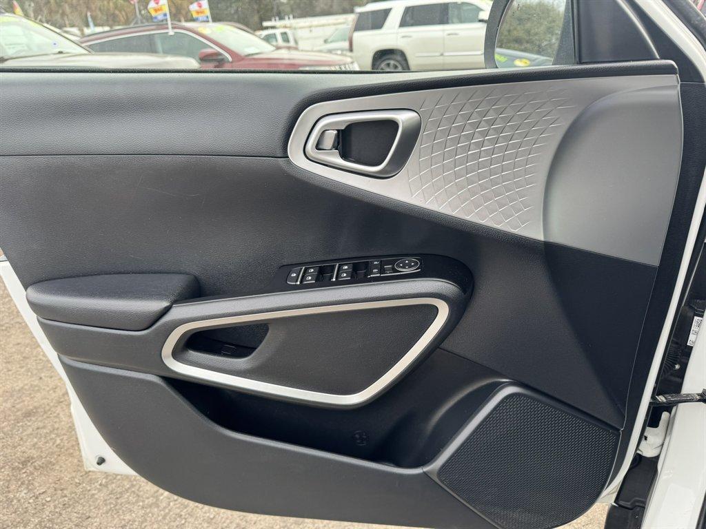 2022 White /Grey Kia Soul (KNDJ23AU2N7) with an 2.0l I-4 DI Dohc 2.0l engine, Automatic transmission, located at 745 East Steele Rd., West Columbia, SC, 29170, (803) 755-9148, 33.927212, -81.148483 - Photo#16