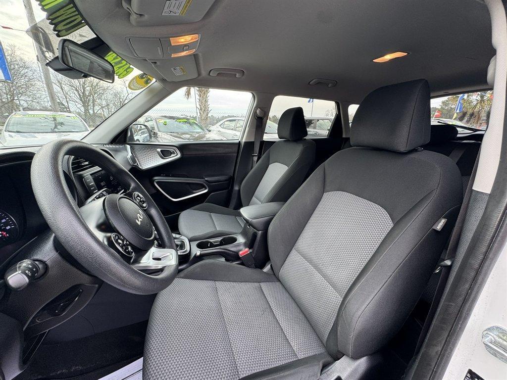 2022 White /Grey Kia Soul (KNDJ23AU2N7) with an 2.0l I-4 DI Dohc 2.0l engine, Automatic transmission, located at 745 East Steele Rd., West Columbia, SC, 29170, (803) 755-9148, 33.927212, -81.148483 - Photo#17
