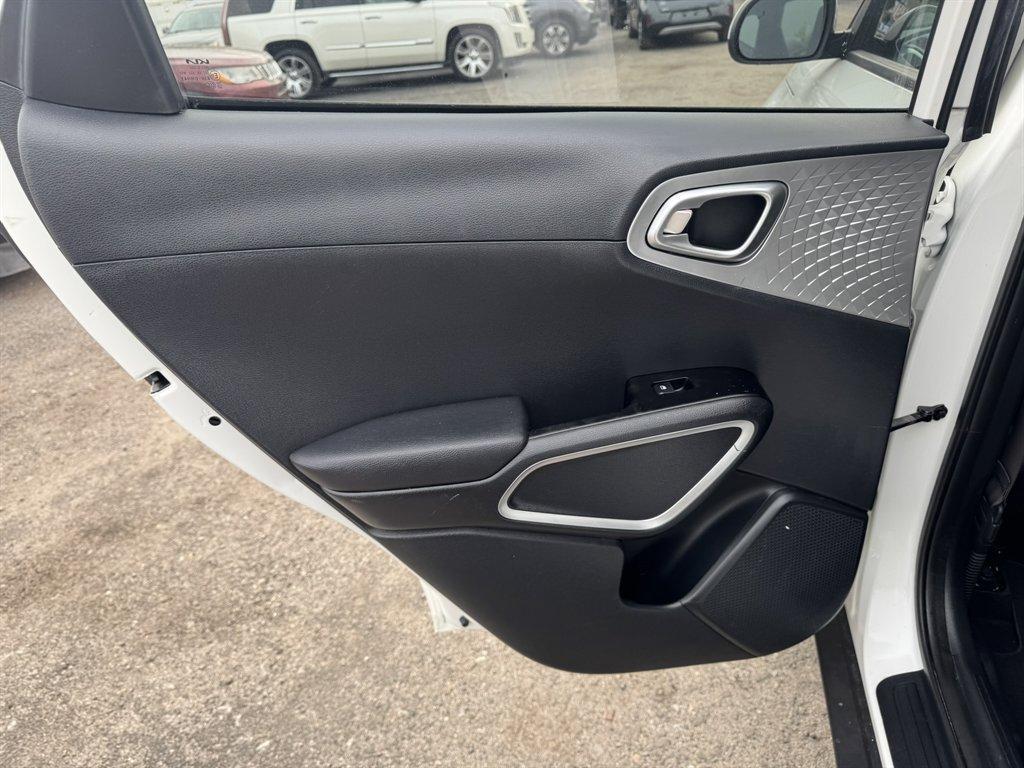 2022 White /Grey Kia Soul (KNDJ23AU2N7) with an 2.0l I-4 DI Dohc 2.0l engine, Automatic transmission, located at 745 East Steele Rd., West Columbia, SC, 29170, (803) 755-9148, 33.927212, -81.148483 - Photo#18