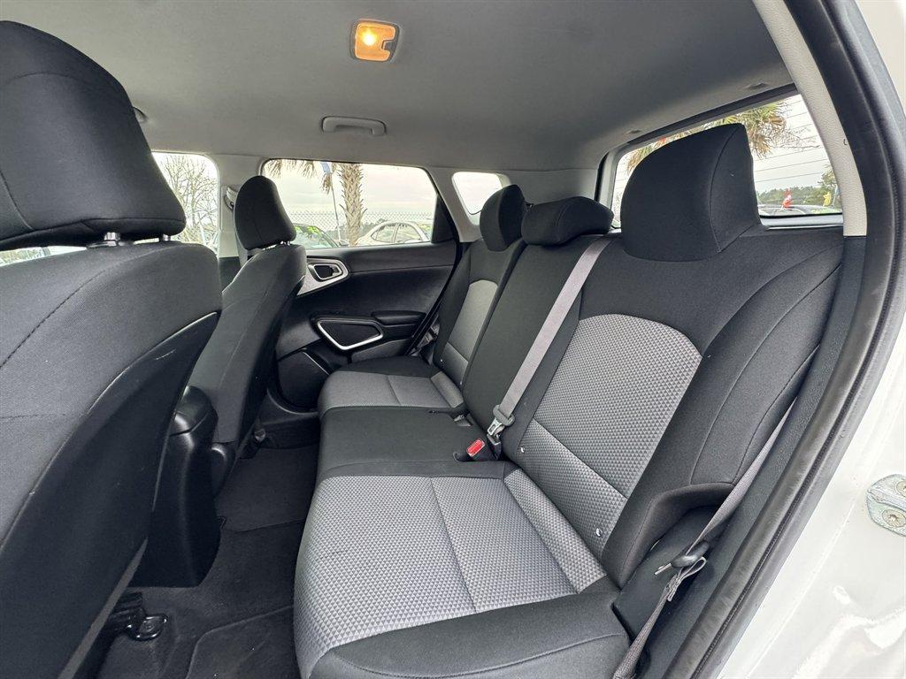 2022 White /Grey Kia Soul (KNDJ23AU2N7) with an 2.0l I-4 DI Dohc 2.0l engine, Automatic transmission, located at 745 East Steele Rd., West Columbia, SC, 29170, (803) 755-9148, 33.927212, -81.148483 - Photo#19