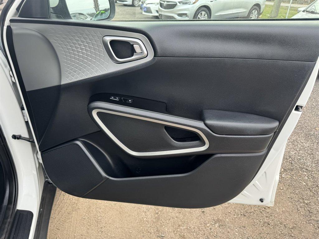 2022 White /Grey Kia Soul (KNDJ23AU2N7) with an 2.0l I-4 DI Dohc 2.0l engine, Automatic transmission, located at 745 East Steele Rd., West Columbia, SC, 29170, (803) 755-9148, 33.927212, -81.148483 - Photo#22