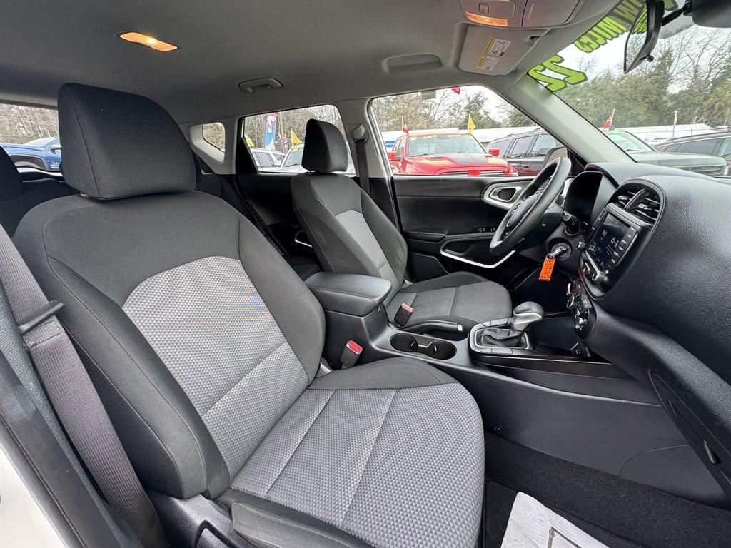 2022 White /Grey Kia Soul (KNDJ23AU2N7) with an 2.0l I-4 DI Dohc 2.0l engine, Automatic transmission, located at 745 East Steele Rd., West Columbia, SC, 29170, (803) 755-9148, 33.927212, -81.148483 - Photo#23