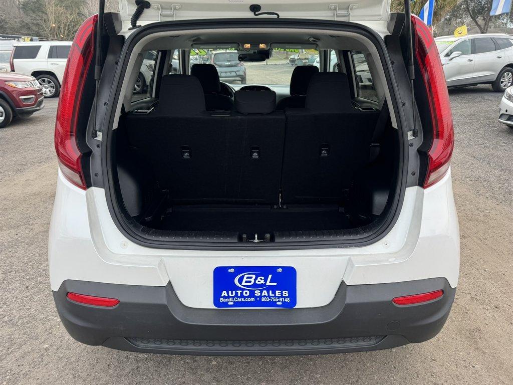 2022 White /Grey Kia Soul (KNDJ23AU2N7) with an 2.0l I-4 DI Dohc 2.0l engine, Automatic transmission, located at 745 East Steele Rd., West Columbia, SC, 29170, (803) 755-9148, 33.927212, -81.148483 - Photo#24