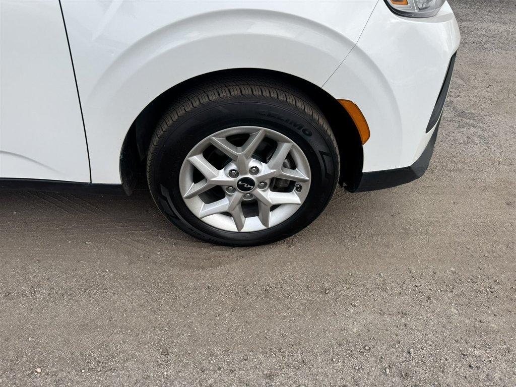 2022 White /Grey Kia Soul (KNDJ23AU2N7) with an 2.0l I-4 DI Dohc 2.0l engine, Automatic transmission, located at 745 East Steele Rd., West Columbia, SC, 29170, (803) 755-9148, 33.927212, -81.148483 - Photo#25