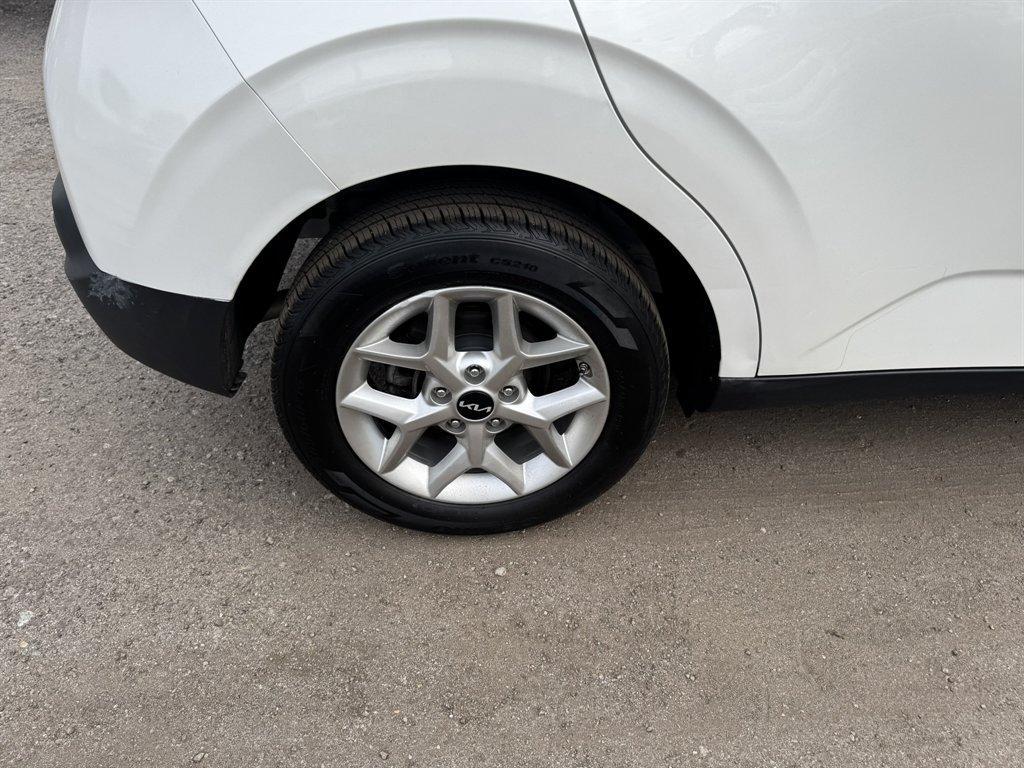 2022 White /Grey Kia Soul (KNDJ23AU2N7) with an 2.0l I-4 DI Dohc 2.0l engine, Automatic transmission, located at 745 East Steele Rd., West Columbia, SC, 29170, (803) 755-9148, 33.927212, -81.148483 - Photo#26