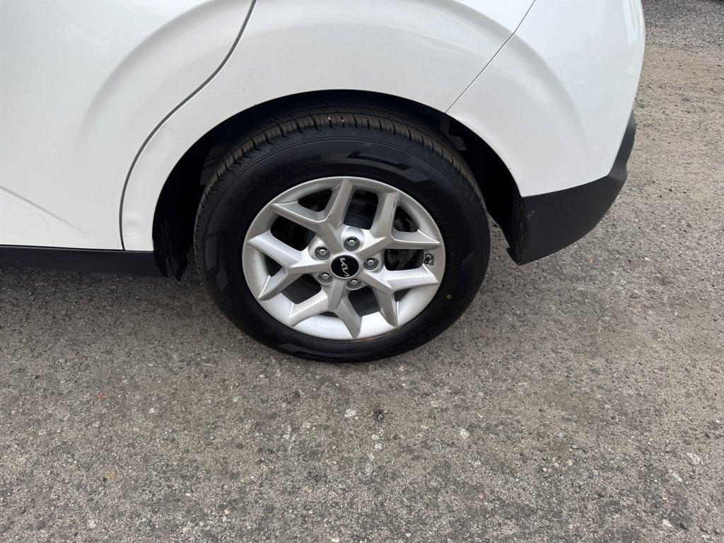 2022 White /Grey Kia Soul (KNDJ23AU2N7) with an 2.0l I-4 DI Dohc 2.0l engine, Automatic transmission, located at 745 East Steele Rd., West Columbia, SC, 29170, (803) 755-9148, 33.927212, -81.148483 - Photo#27