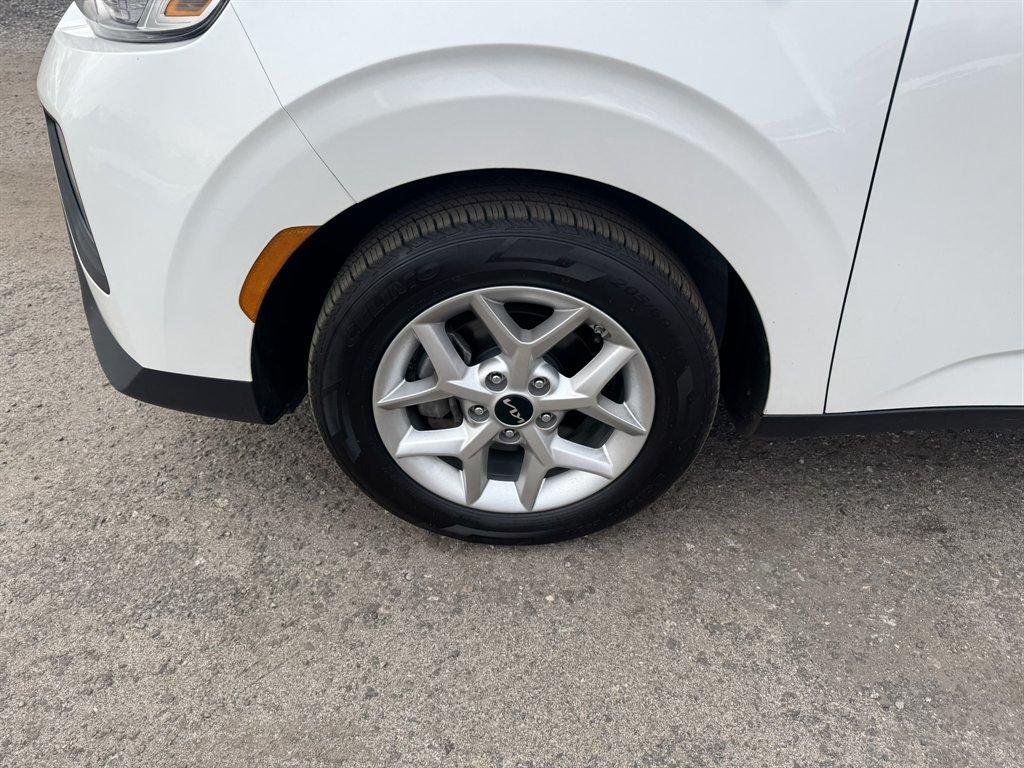 2022 White /Grey Kia Soul (KNDJ23AU2N7) with an 2.0l I-4 DI Dohc 2.0l engine, Automatic transmission, located at 745 East Steele Rd., West Columbia, SC, 29170, (803) 755-9148, 33.927212, -81.148483 - Photo#28