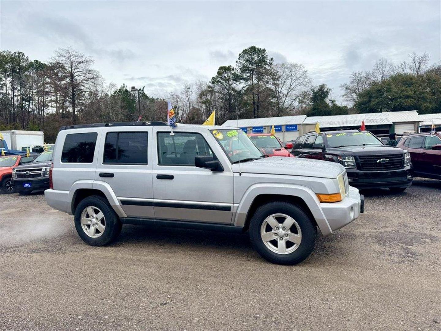 2006 Silver /Grey Jeep Commander (1J8HG48K96C) with an 3.7l V6 MPI 3.7l engine, Auto transmission, located at 745 East Steele Rd., West Columbia, SC, 29170, (803) 755-9148, 33.927212, -81.148483 - Photo#2