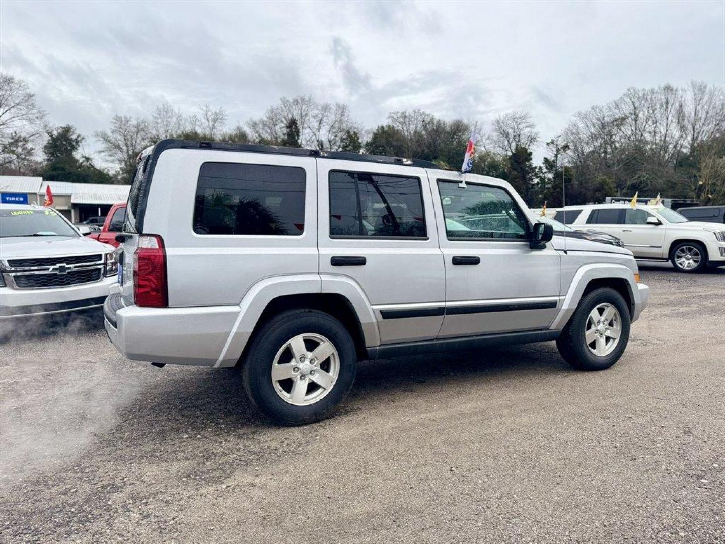 2006 Silver /Grey Jeep Commander (1J8HG48K96C) with an 3.7l V6 MPI 3.7l engine, Auto transmission, located at 745 East Steele Rd., West Columbia, SC, 29170, (803) 755-9148, 33.927212, -81.148483 - Photo#3