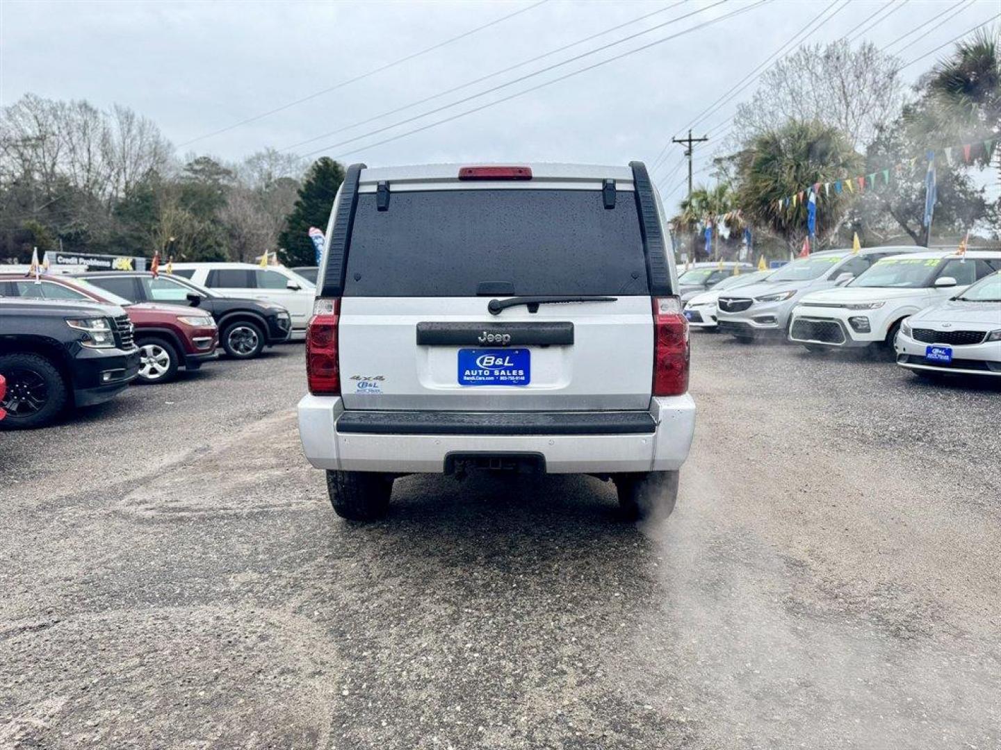2006 Silver /Grey Jeep Commander (1J8HG48K96C) with an 3.7l V6 MPI 3.7l engine, Auto transmission, located at 745 East Steele Rd., West Columbia, SC, 29170, (803) 755-9148, 33.927212, -81.148483 - Photo#4