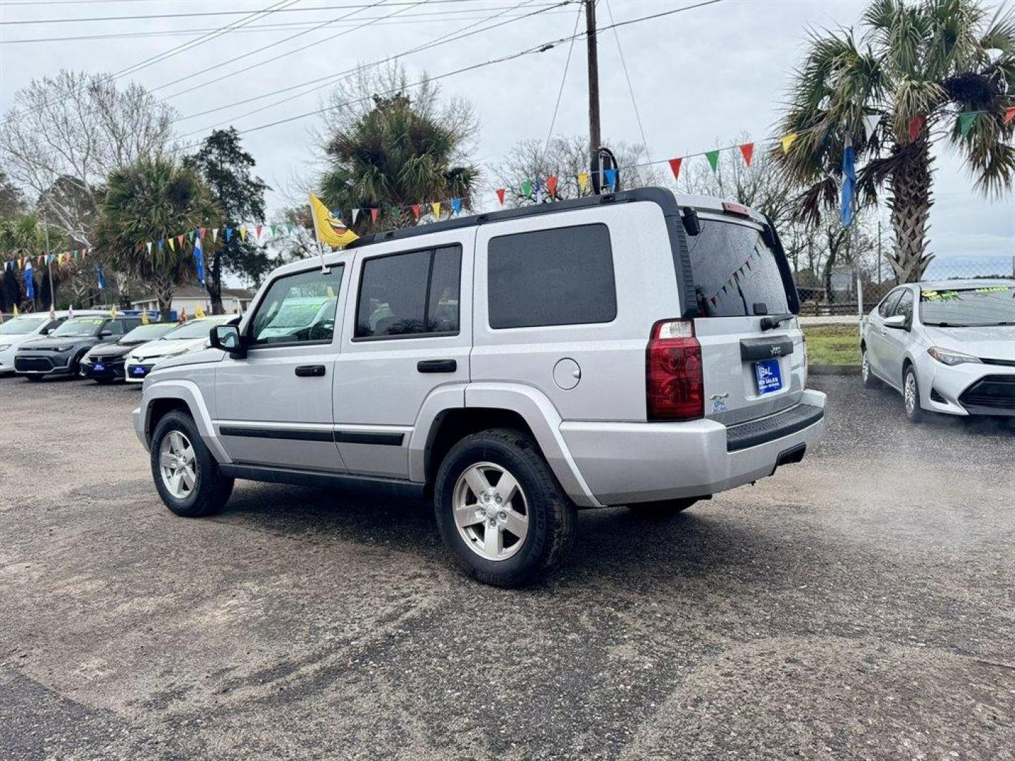 2006 Silver /Grey Jeep Commander (1J8HG48K96C) with an 3.7l V6 MPI 3.7l engine, Auto transmission, located at 745 East Steele Rd., West Columbia, SC, 29170, (803) 755-9148, 33.927212, -81.148483 - Photo#5