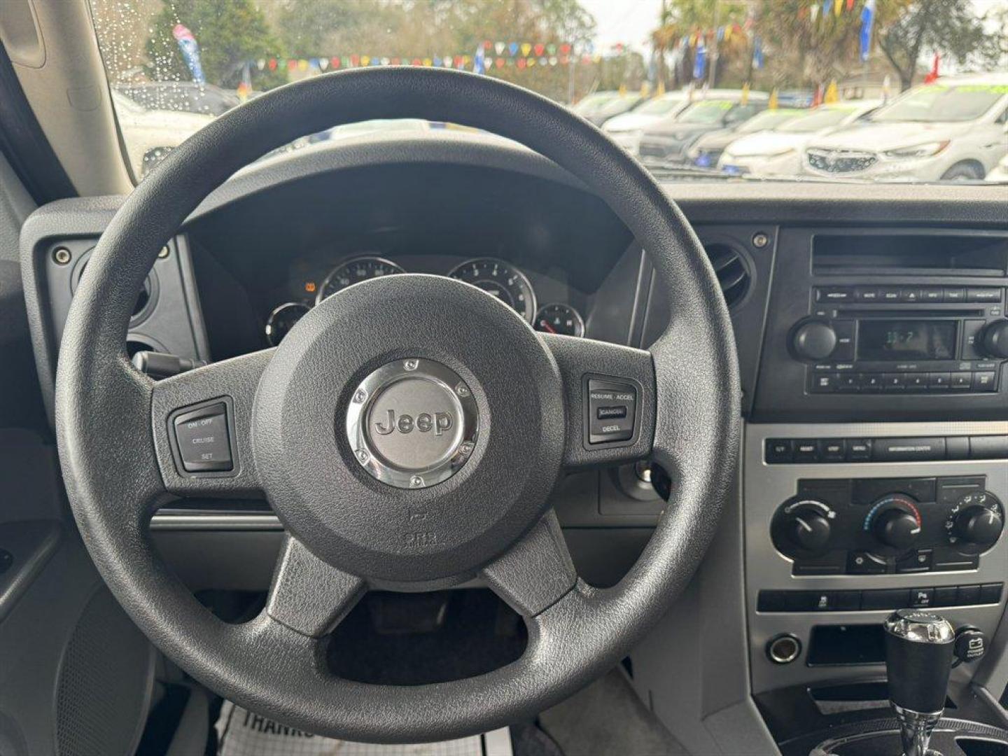 2006 Silver /Grey Jeep Commander (1J8HG48K96C) with an 3.7l V6 MPI 3.7l engine, Auto transmission, located at 745 East Steele Rd., West Columbia, SC, 29170, (803) 755-9148, 33.927212, -81.148483 - Photo#7