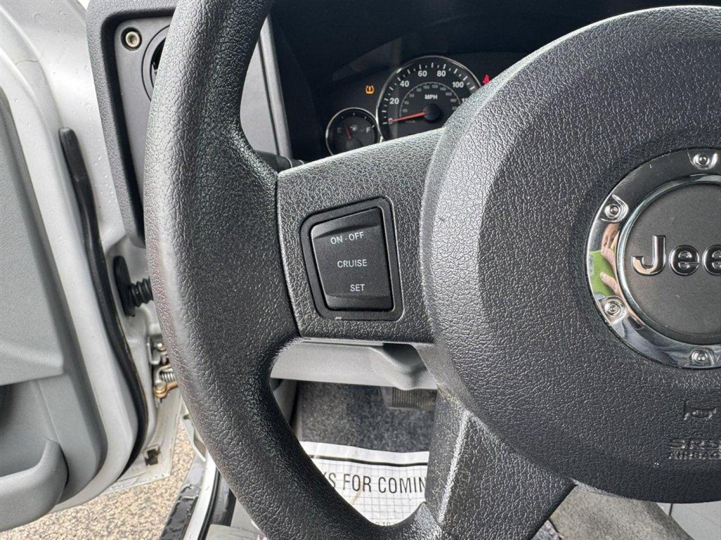 2006 Silver /Grey Jeep Commander (1J8HG48K96C) with an 3.7l V6 MPI 3.7l engine, Auto transmission, located at 745 East Steele Rd., West Columbia, SC, 29170, (803) 755-9148, 33.927212, -81.148483 - Photo#8