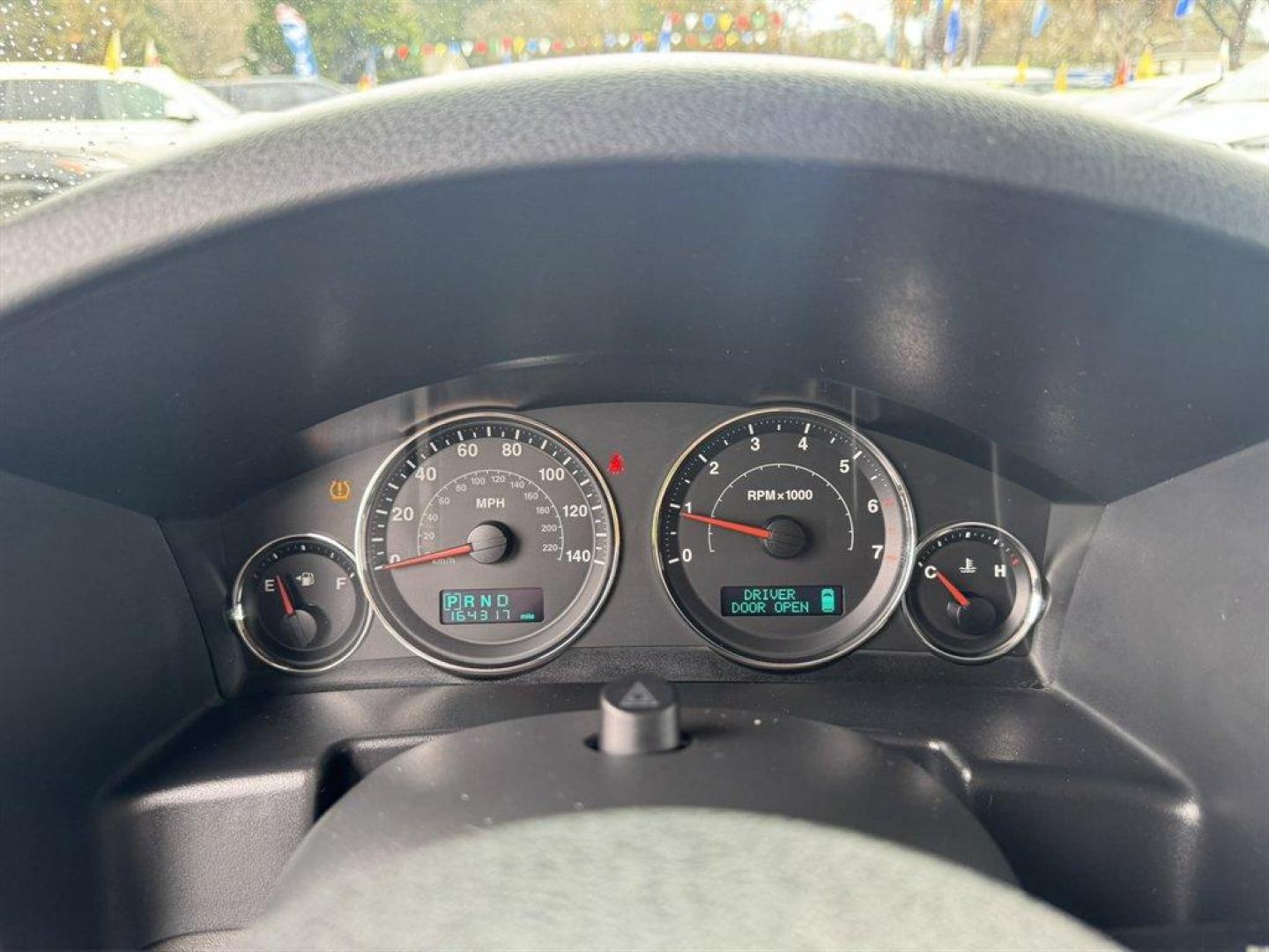 2006 Silver /Grey Jeep Commander (1J8HG48K96C) with an 3.7l V6 MPI 3.7l engine, Auto transmission, located at 745 East Steele Rd., West Columbia, SC, 29170, (803) 755-9148, 33.927212, -81.148483 - Photo#10