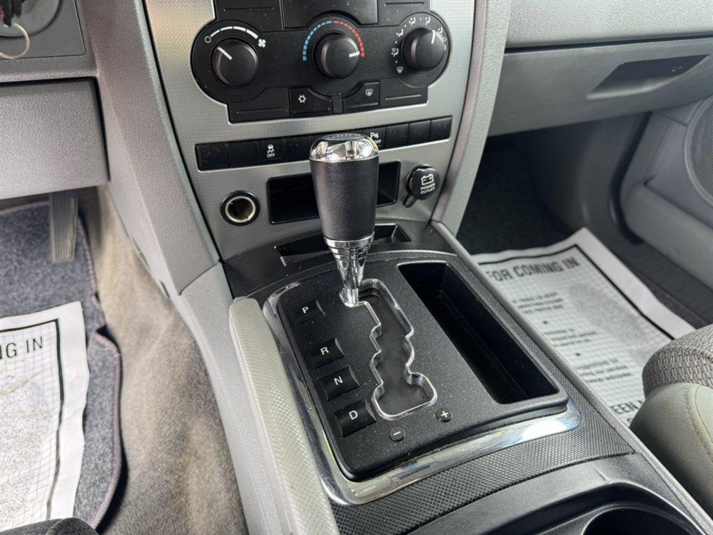 2006 Silver /Grey Jeep Commander (1J8HG48K96C) with an 3.7l V6 MPI 3.7l engine, Auto transmission, located at 745 East Steele Rd., West Columbia, SC, 29170, (803) 755-9148, 33.927212, -81.148483 - Photo#13