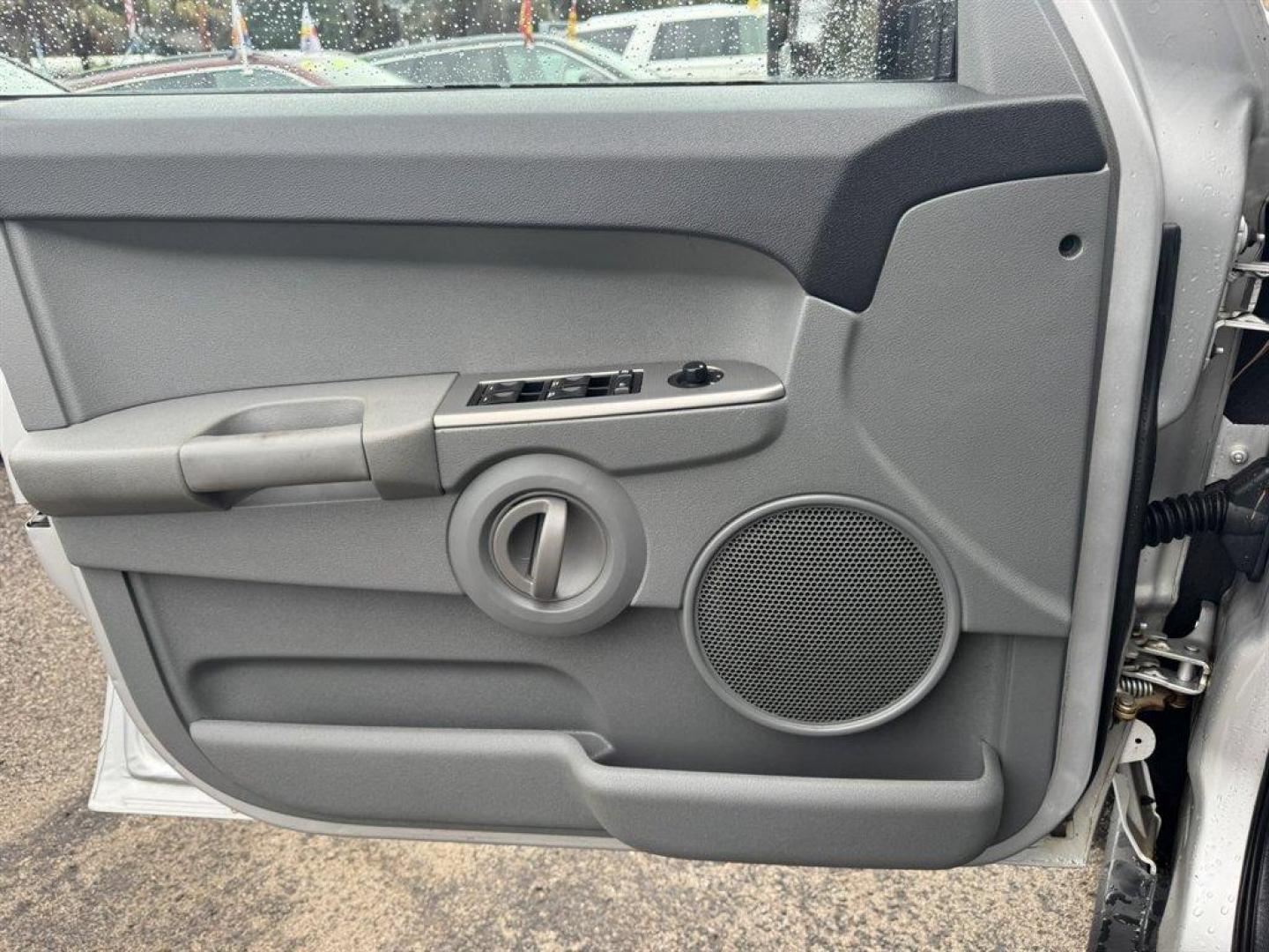 2006 Silver /Grey Jeep Commander (1J8HG48K96C) with an 3.7l V6 MPI 3.7l engine, Auto transmission, located at 745 East Steele Rd., West Columbia, SC, 29170, (803) 755-9148, 33.927212, -81.148483 - Photo#14