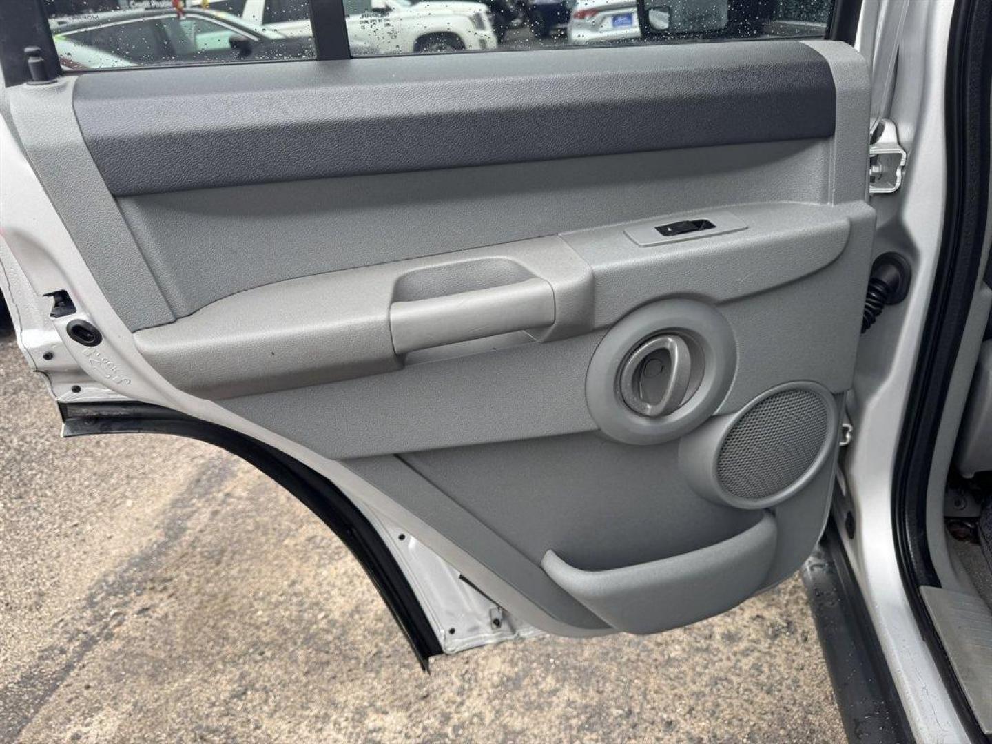 2006 Silver /Grey Jeep Commander (1J8HG48K96C) with an 3.7l V6 MPI 3.7l engine, Auto transmission, located at 745 East Steele Rd., West Columbia, SC, 29170, (803) 755-9148, 33.927212, -81.148483 - Photo#17