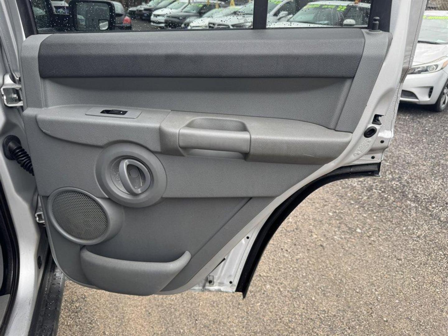 2006 Silver /Grey Jeep Commander (1J8HG48K96C) with an 3.7l V6 MPI 3.7l engine, Auto transmission, located at 745 East Steele Rd., West Columbia, SC, 29170, (803) 755-9148, 33.927212, -81.148483 - Photo#20