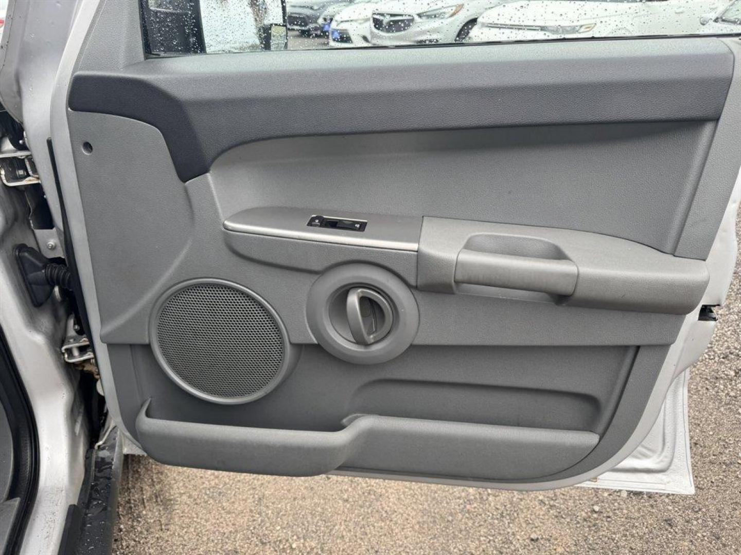 2006 Silver /Grey Jeep Commander (1J8HG48K96C) with an 3.7l V6 MPI 3.7l engine, Auto transmission, located at 745 East Steele Rd., West Columbia, SC, 29170, (803) 755-9148, 33.927212, -81.148483 - Photo#22