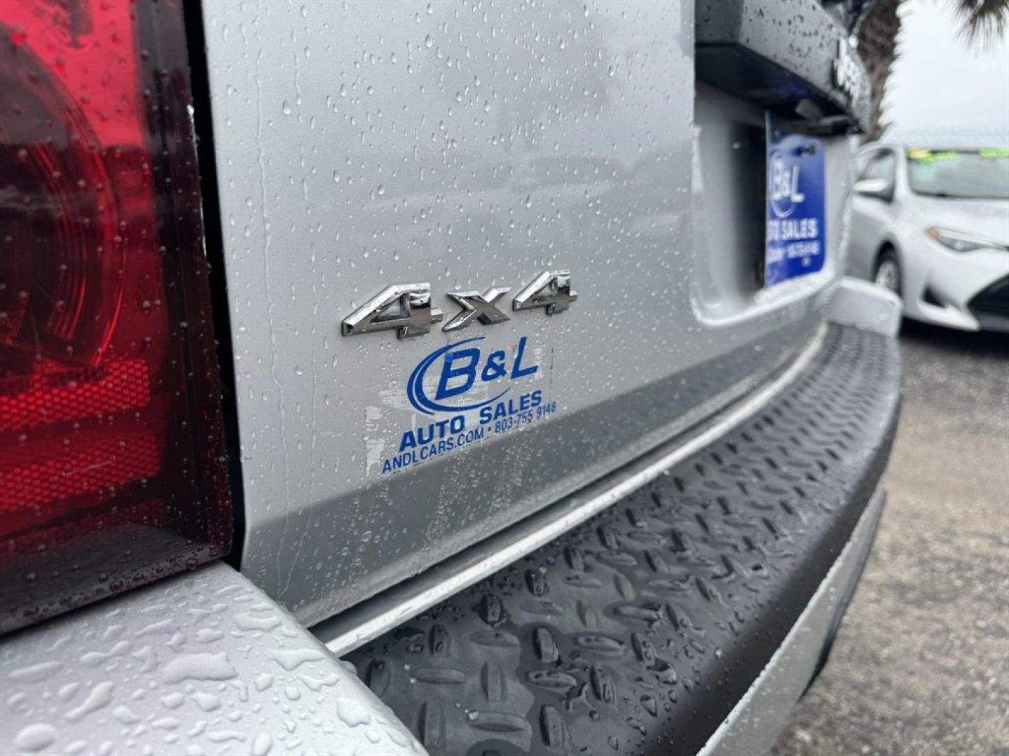 2006 Silver /Grey Jeep Commander (1J8HG48K96C) with an 3.7l V6 MPI 3.7l engine, Auto transmission, located at 745 East Steele Rd., West Columbia, SC, 29170, (803) 755-9148, 33.927212, -81.148483 - Photo#25