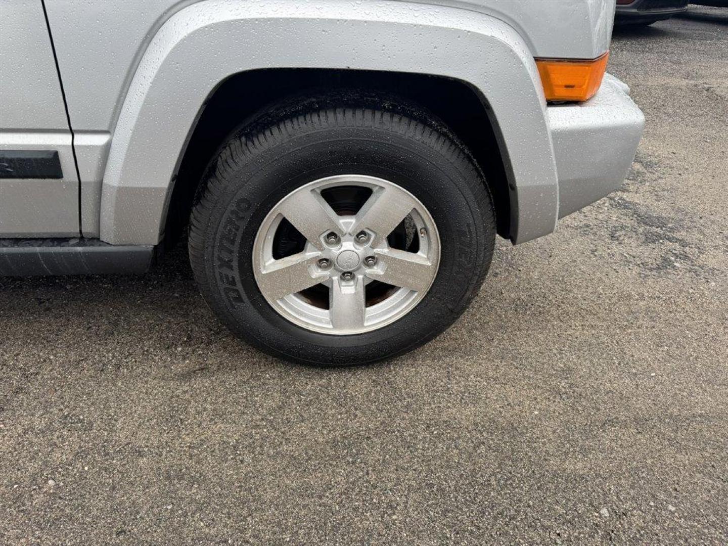 2006 Silver /Grey Jeep Commander (1J8HG48K96C) with an 3.7l V6 MPI 3.7l engine, Auto transmission, located at 745 East Steele Rd., West Columbia, SC, 29170, (803) 755-9148, 33.927212, -81.148483 - Photo#26