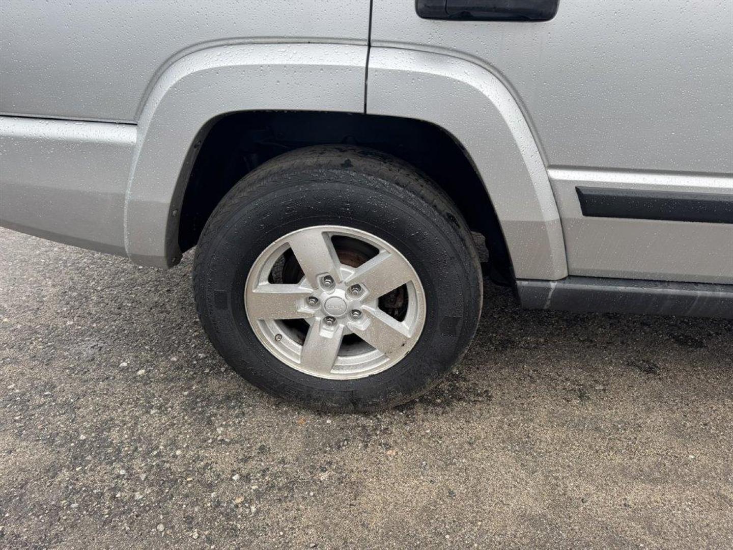 2006 Silver /Grey Jeep Commander (1J8HG48K96C) with an 3.7l V6 MPI 3.7l engine, Auto transmission, located at 745 East Steele Rd., West Columbia, SC, 29170, (803) 755-9148, 33.927212, -81.148483 - Photo#27