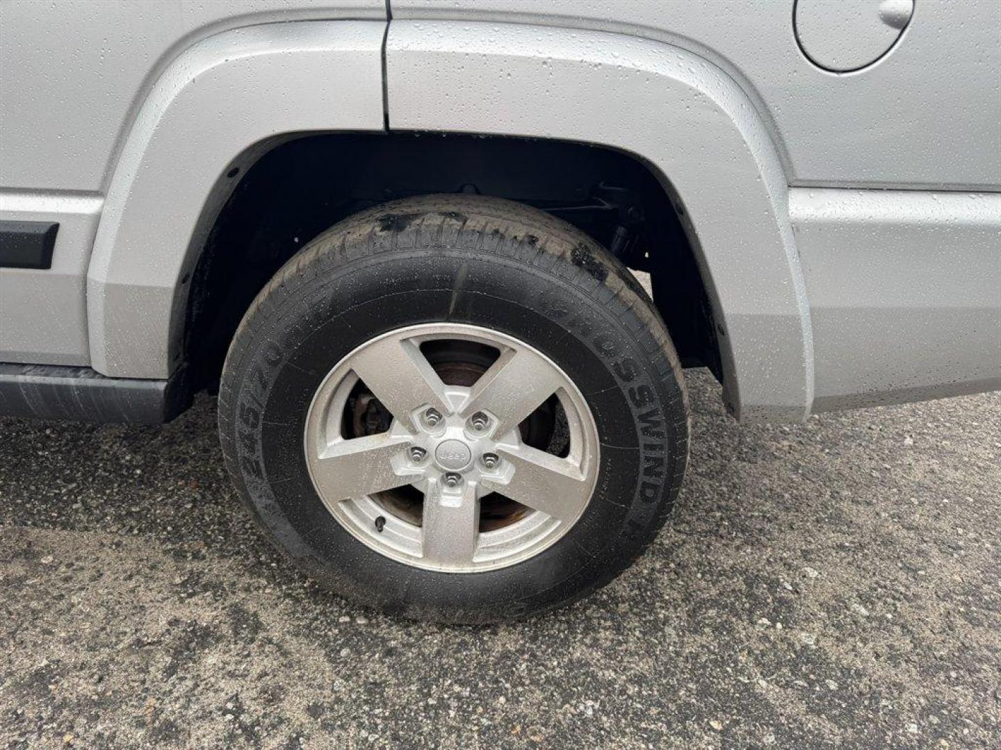 2006 Silver /Grey Jeep Commander (1J8HG48K96C) with an 3.7l V6 MPI 3.7l engine, Auto transmission, located at 745 East Steele Rd., West Columbia, SC, 29170, (803) 755-9148, 33.927212, -81.148483 - Photo#28