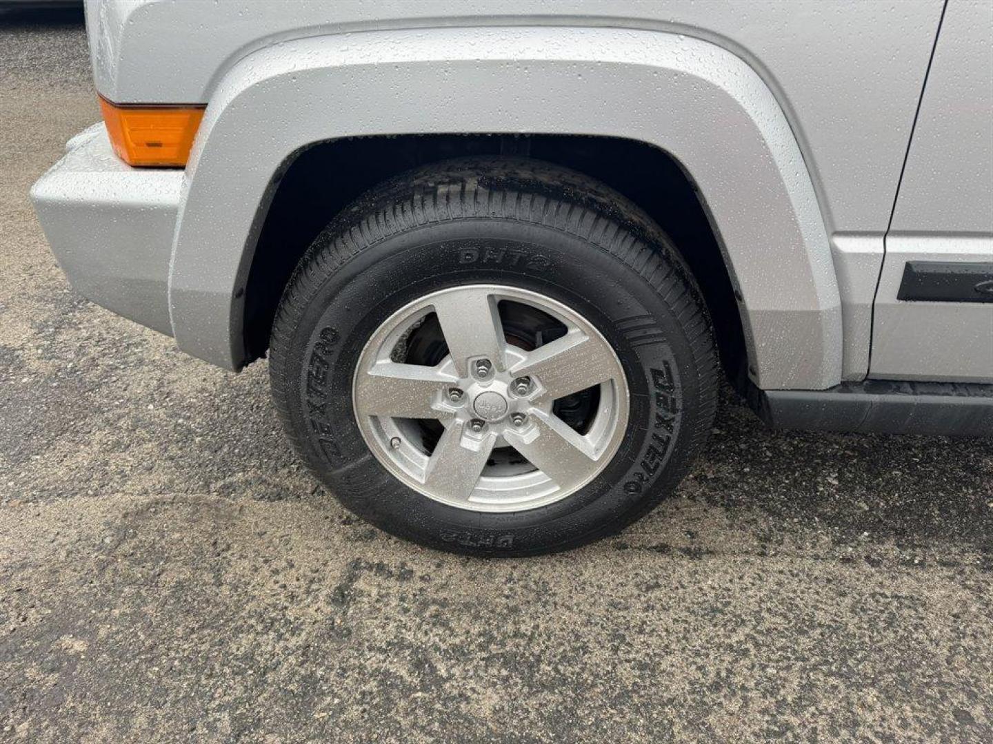 2006 Silver /Grey Jeep Commander (1J8HG48K96C) with an 3.7l V6 MPI 3.7l engine, Auto transmission, located at 745 East Steele Rd., West Columbia, SC, 29170, (803) 755-9148, 33.927212, -81.148483 - Photo#29