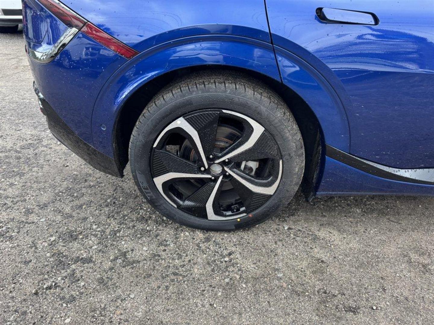 2022 Blue /Black Kia EV6 (KNDC4DLCXN5) with an 77.4 KWH Elect 77.4 KWH engine, Automatic transmission, located at 745 East Steele Rd., West Columbia, SC, 29170, (803) 755-9148, 33.927212, -81.148483 - Photo#35