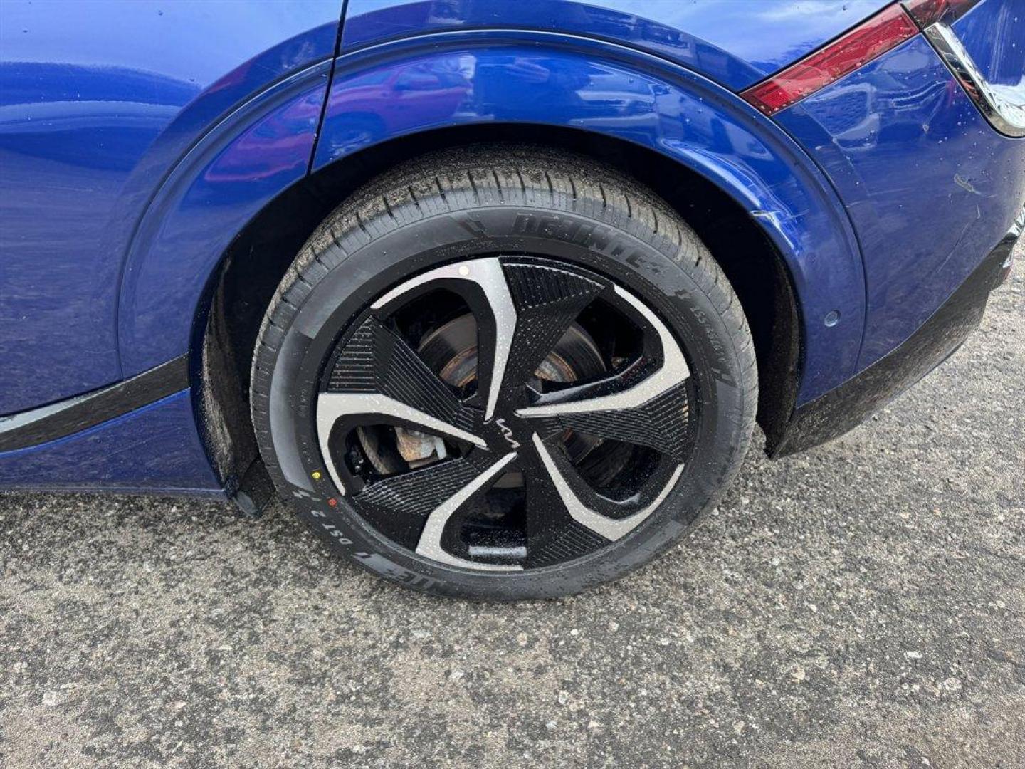 2022 Blue /Black Kia EV6 (KNDC4DLCXN5) with an 77.4 KWH Elect 77.4 KWH engine, Automatic transmission, located at 745 East Steele Rd., West Columbia, SC, 29170, (803) 755-9148, 33.927212, -81.148483 - Photo#36