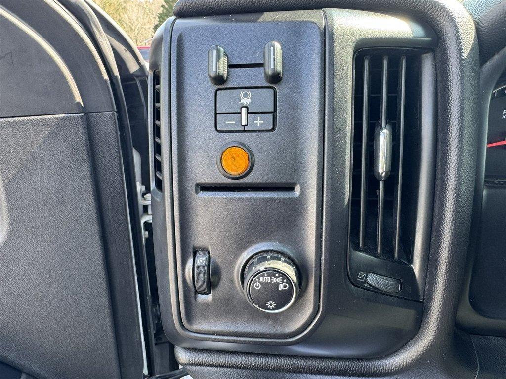 2016 White /Grey Chevrolet Silverado 2500 (1GC2KUEG7GZ) with an 6.0l V8 SFI OHV VVT Flex engine, Automatic transmission, located at 745 East Steele Rd., West Columbia, SC, 29170, (803) 755-9148, 33.927212, -81.148483 - Photo#12