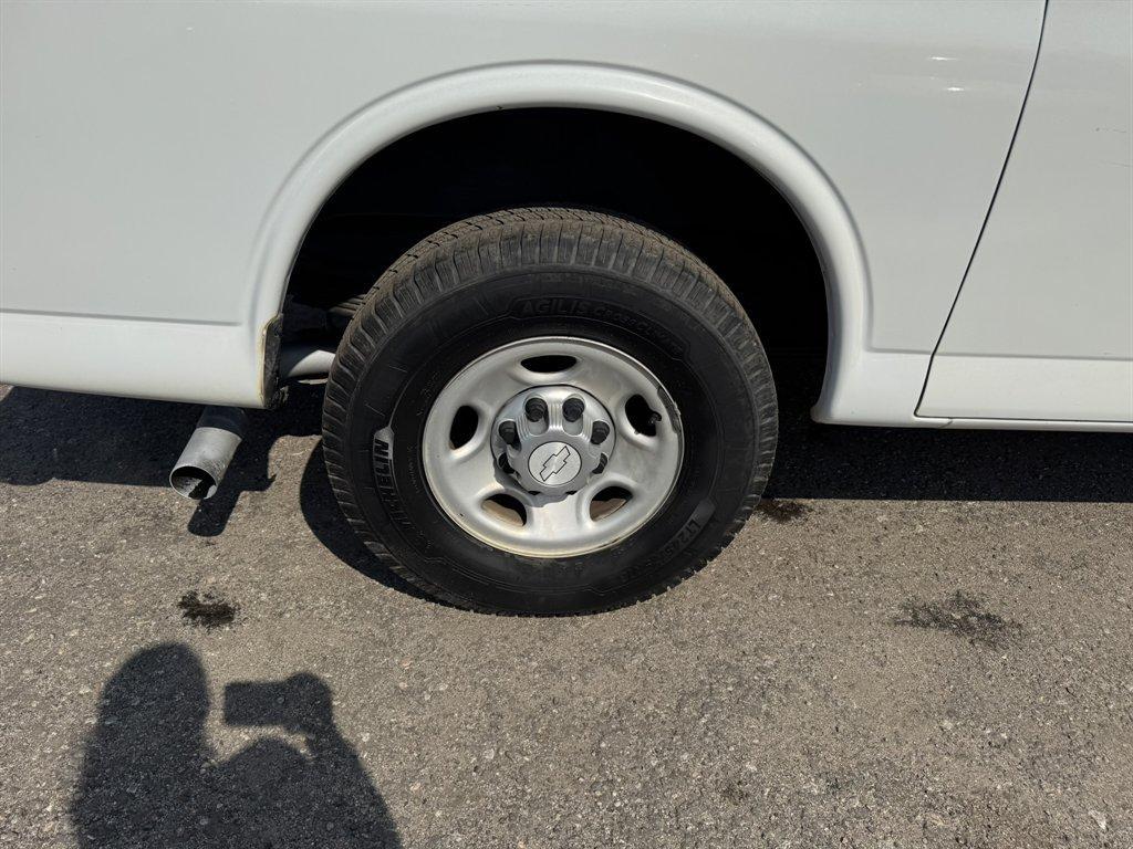 2016 White /Grey Chevrolet G2500 Vans (1GCWGAFG4G1) with an 6.0l V8 SFI OHV Flex 6.0l engine, Automatic transmission, located at 745 East Steele Rd., West Columbia, SC, 29170, (803) 755-9148, 33.927212, -81.148483 - Photo#28