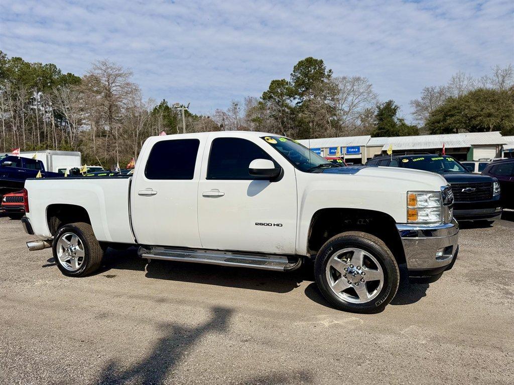 2011 White /Black Chevrolet Silverado 2500 (1GC1KYC85BF) with an 6.6l V8 DI DSL T/C 6.6l engine, Automatic transmission, located at 745 East Steele Rd., West Columbia, SC, 29170, (803) 755-9148, 33.927212, -81.148483 - Photo#2