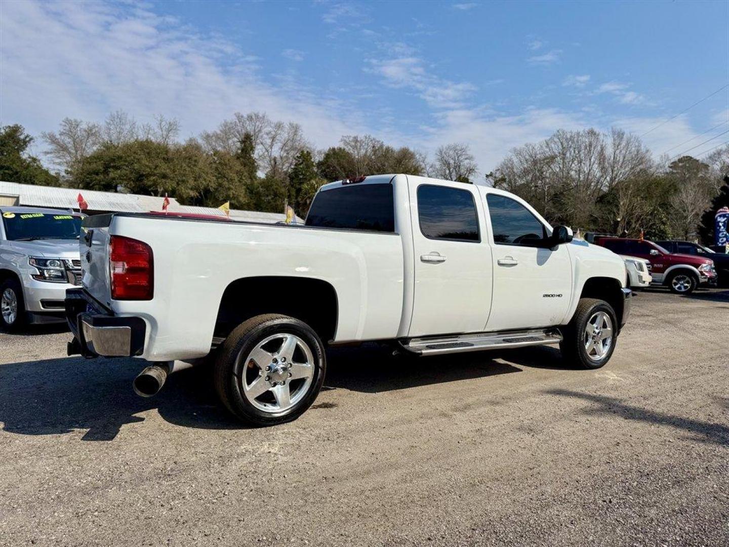 2011 White /Black Chevrolet Silverado 2500 (1GC1KYC85BF) with an 6.6l V8 DI DSL T/C 6.6l engine, Automatic transmission, located at 745 East Steele Rd., West Columbia, SC, 29170, (803) 755-9148, 33.927212, -81.148483 - Photo#3