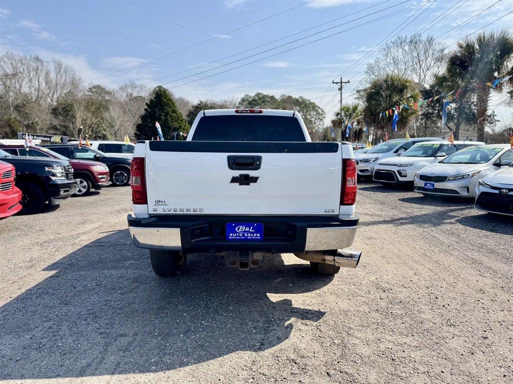 2011 White /Black Chevrolet Silverado 2500 (1GC1KYC85BF) with an 6.6l V8 DI DSL T/C 6.6l engine, Automatic transmission, located at 745 East Steele Rd., West Columbia, SC, 29170, (803) 755-9148, 33.927212, -81.148483 - Photo#4