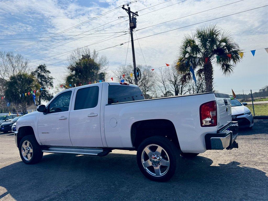 2011 White /Black Chevrolet Silverado 2500 (1GC1KYC85BF) with an 6.6l V8 DI DSL T/C 6.6l engine, Automatic transmission, located at 745 East Steele Rd., West Columbia, SC, 29170, (803) 755-9148, 33.927212, -81.148483 - Photo#5