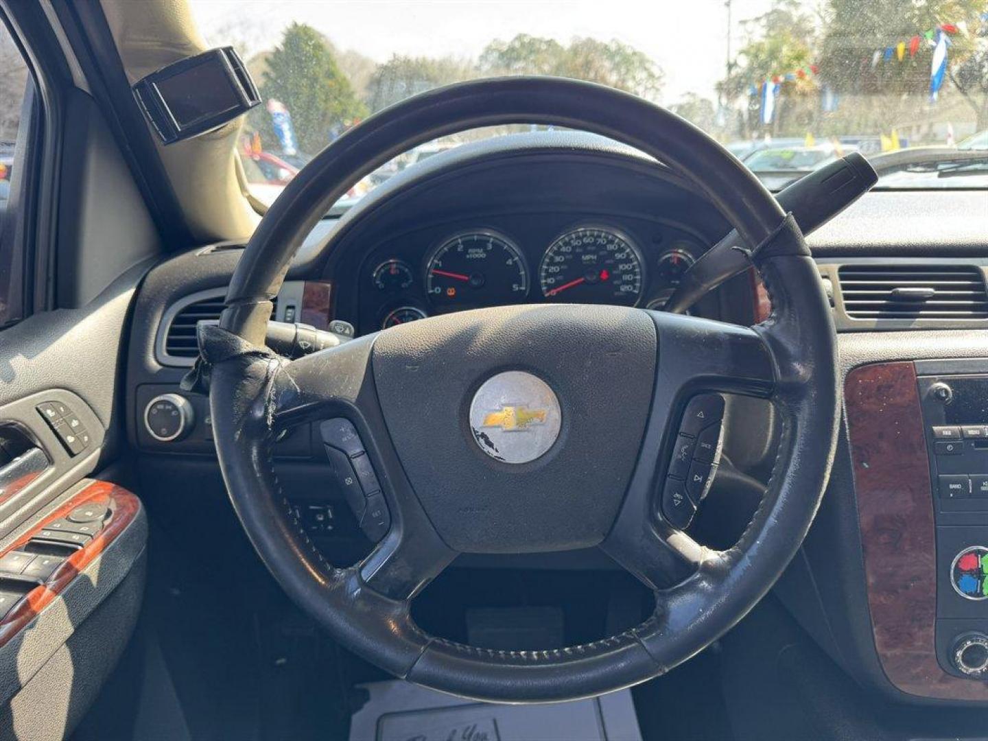 2011 White /Black Chevrolet Silverado 2500 (1GC1KYC85BF) with an 6.6l V8 DI DSL T/C 6.6l engine, Automatic transmission, located at 745 East Steele Rd., West Columbia, SC, 29170, (803) 755-9148, 33.927212, -81.148483 - Photo#7