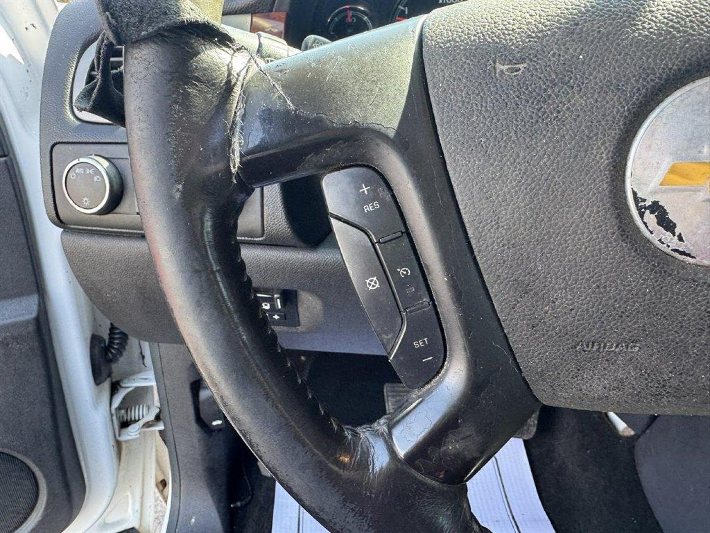 2011 White /Black Chevrolet Silverado 2500 (1GC1KYC85BF) with an 6.6l V8 DI DSL T/C 6.6l engine, Automatic transmission, located at 745 East Steele Rd., West Columbia, SC, 29170, (803) 755-9148, 33.927212, -81.148483 - Photo#8