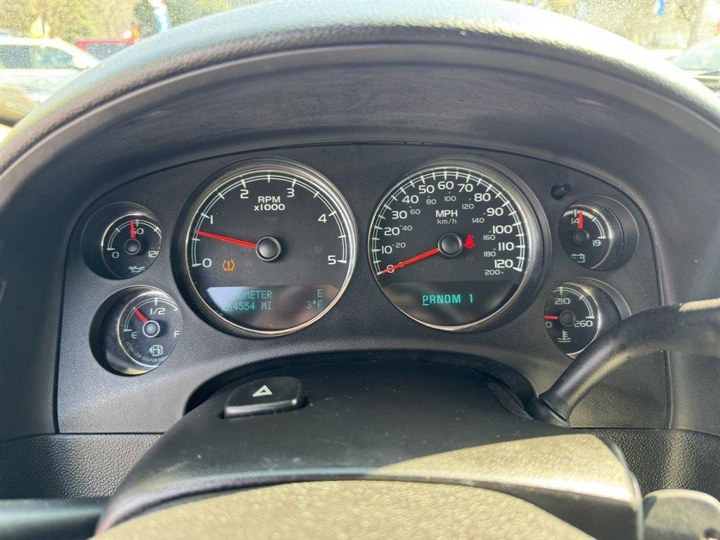 2011 White /Black Chevrolet Silverado 2500 (1GC1KYC85BF) with an 6.6l V8 DI DSL T/C 6.6l engine, Automatic transmission, located at 745 East Steele Rd., West Columbia, SC, 29170, (803) 755-9148, 33.927212, -81.148483 - Photo#10