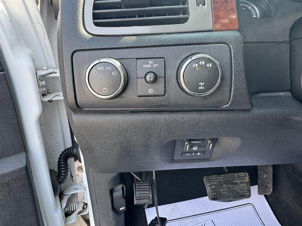 2011 White /Black Chevrolet Silverado 2500 (1GC1KYC85BF) with an 6.6l V8 DI DSL T/C 6.6l engine, Automatic transmission, located at 745 East Steele Rd., West Columbia, SC, 29170, (803) 755-9148, 33.927212, -81.148483 - Photo#13