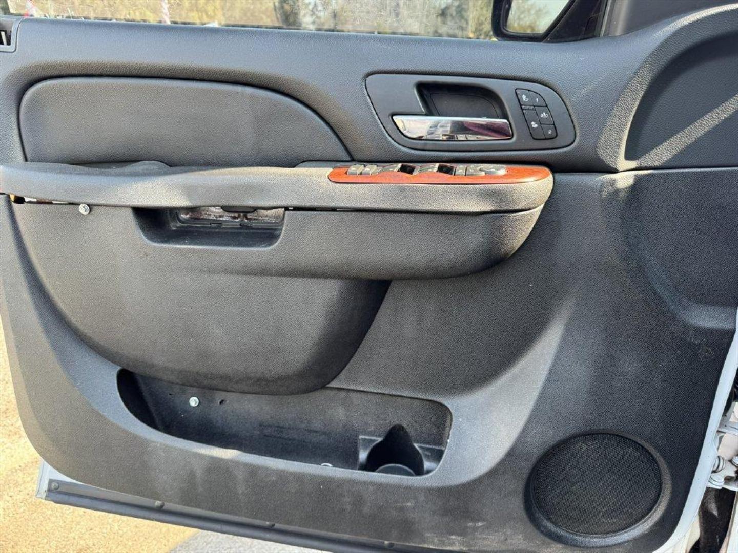 2011 White /Black Chevrolet Silverado 2500 (1GC1KYC85BF) with an 6.6l V8 DI DSL T/C 6.6l engine, Automatic transmission, located at 745 East Steele Rd., West Columbia, SC, 29170, (803) 755-9148, 33.927212, -81.148483 - Photo#14